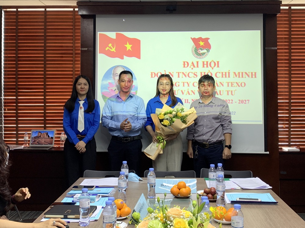 Đồng chí Nguyễn Quang Vinh và anh Trần Đình Hà tặng hoa chúc mừng tân Bí thư Đoàn thanh niên TEXO Nguyễn Hồng Anh.