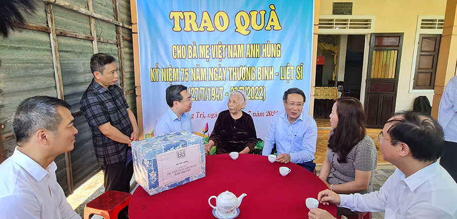 Bộ trưởng Nguyễn Thanh Nghị trao quà cho Mẹ Việt Nam Anh hùng Đào Thị Vui ở xã Hải Thượng, huyện Hải Lăng, tỉnh Quảng Trị.